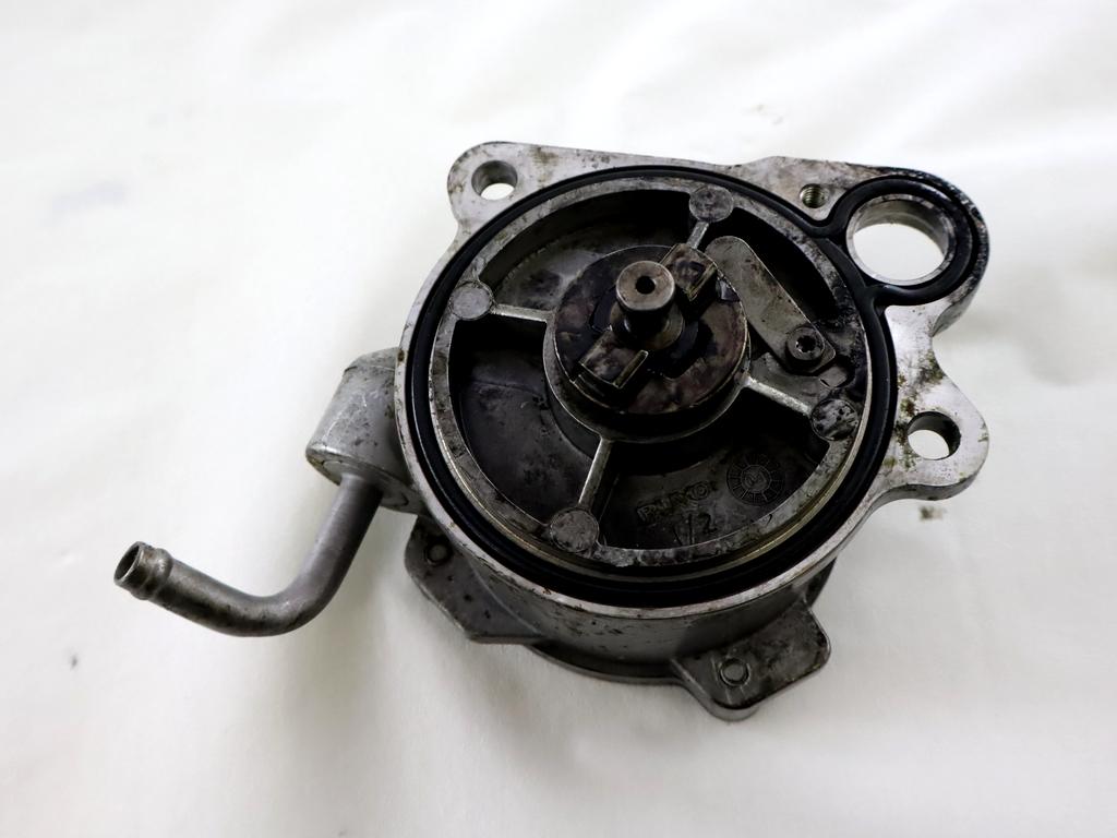 VAKUUM CRPALKA OEM N. 11667790866 ORIGINAL REZERVNI DEL MINI ONE / COOPER / COOPER S R50 R52 R53 (2001-2006) DIESEL LETNIK 2004