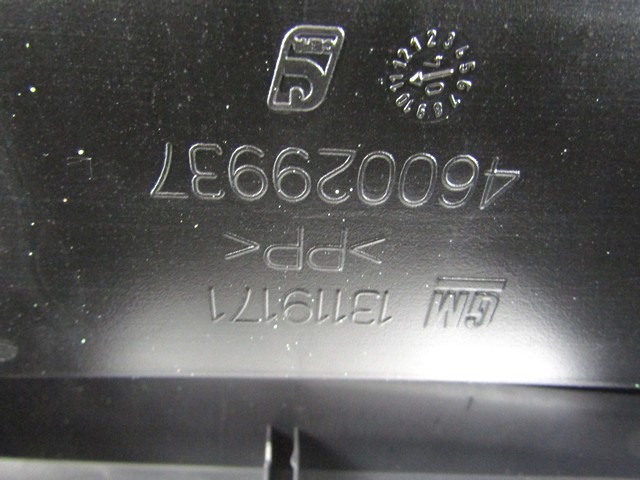 PLASTIKA MED SEDEZI BREZ NASLONJALA ROK OEM N. 13120771 ORIGINAL REZERVNI DEL OPEL MERIVA A X03 (2003 - 2006) DIESEL LETNIK 2005