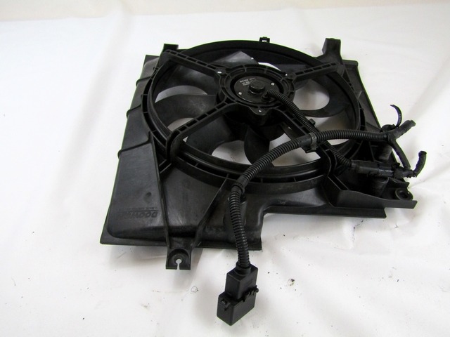 VENTILATOR HLADILNIKA OEM N. 977304D200 ORIGINAL REZERVNI DEL KIA CARNIVAL VQ MK2 (2006 - 2014)DIESEL LETNIK 2009