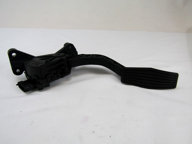 PEDALI OEM N. 327004D000 ORIGINAL REZERVNI DEL KIA CARNIVAL VQ MK2 (2006 - 2014)DIESEL LETNIK 2009