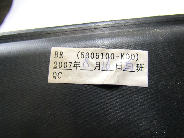 PLASTIKA MED SEDEZI BREZ NASLONJALA ROK OEM N. 5305100-K00 ORIGINAL REZERVNI DEL GREAT WALL HOVER H3 (2006 - 2011)BENZINA/GPL LETNIK 2008