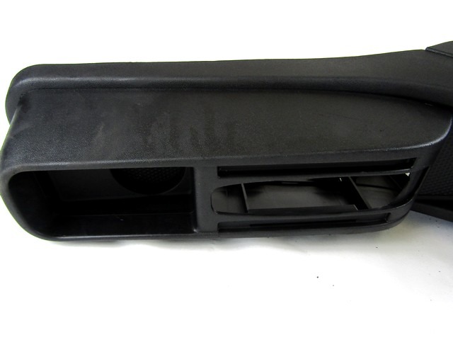 PLASTIKA MED SEDEZI BREZ NASLONJALA ROK OEM N. 735394636 ORIGINAL REZERVNI DEL FIAT GRANDE PUNTO 199 (2005 - 2012) BENZINA/GPL LETNIK 2009