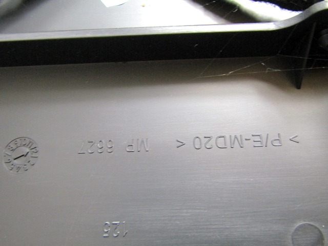 PLASTIKA MED SEDEZI BREZ NASLONJALA ROK OEM N. 9670593077 ORIGINAL REZERVNI DEL PEUGEOT 5008 0U 0E MK1 (2009 - 2013) DIESEL LETNIK 2011