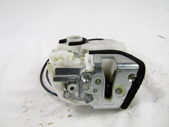 CENTRALNO ZAKLEPANJE ZADNJIH DESNIH VRAT OEM N. 82301-79J10 ORIGINAL REZERVNI DEL FIAT SEDICI FY R (05/2009 - 2014) BENZINA LETNIK 2010