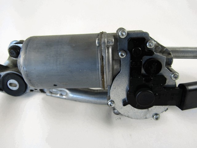 MOTORCEK PREDNJIH BRISALCEV OEM N. 697826301 ORIGINAL REZERVNI DEL BMW SERIE 3 BER/SW/COUPE/CABRIO E90/E91/E92/E93 (2005 -2009) DIESEL LETNIK 2008