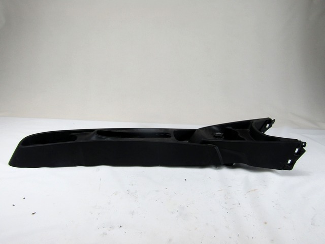 PLASTIKA MED SEDEZI BREZ NASLONJALA ROK OEM N. 735531708 ORIGINAL REZERVNI DEL LANCIA Y YPSILON 312 (dal 2011)DIESEL LETNIK 2012