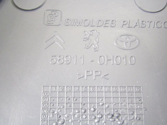 PLASTIKA MED SEDEZI BREZ NASLONJALA ROK OEM N. 58911-0H010 ORIGINAL REZERVNI DEL TOYOTA AYGO B1 R (2009 - 02/2012) BENZINA LETNIK 2011