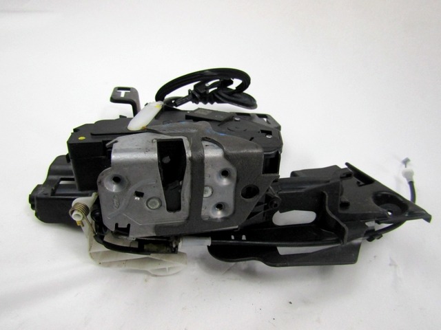 CENTRALNI ZAKLEP SPREDNJIH VRAT  OEM N. 8A6A-A21812-BG ORIGINAL REZERVNI DEL FORD FIESTA CB1 CNN MK6 (09/2008 - 11/2012) DIESEL LETNIK 2011