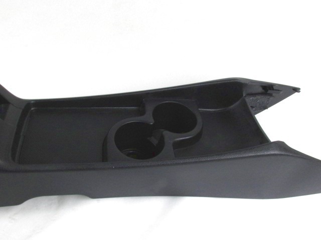 PLASTIKA MED SEDEZI BREZ NASLONJALA ROK OEM N. 58917-52100 ORIGINAL REZERVNI DEL SUBARU TREZIA (2011 - 2014)BENZINA LETNIK 2011