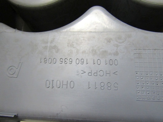 PLASTIKA MED SEDEZI BREZ NASLONJALA ROK OEM N. 58811-0H010 ORIGINAL REZERVNI DEL PEUGEOT 107 PM PN (2005 - 2014) BENZINA LETNIK 2009