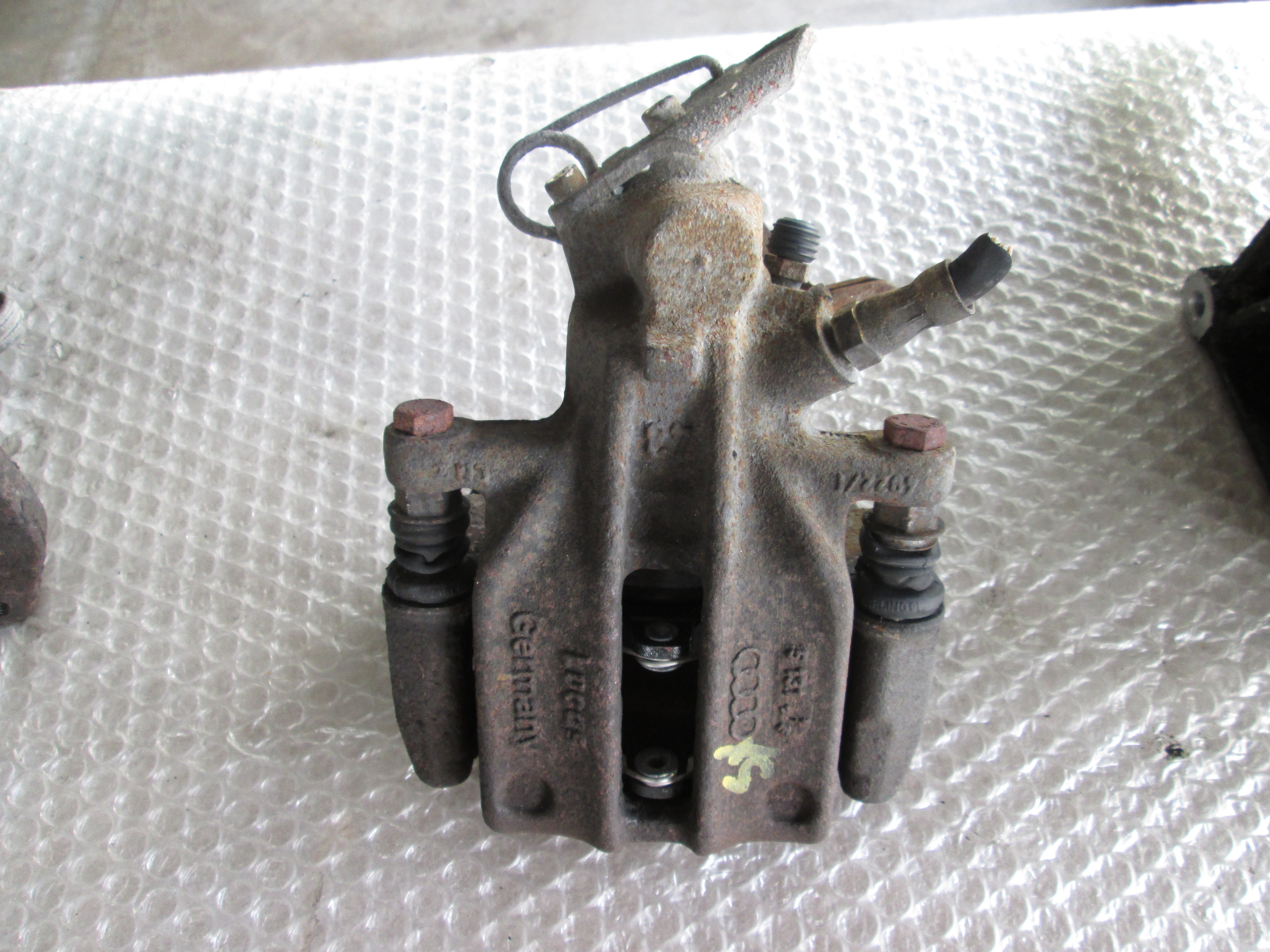 ZADNJE LEVE ZAVORNE CELJUSTI  OEM N. 90R01075/075 ORIGINAL REZERVNI DEL AUDI A8 D2/4D (1994 - 2002) BENZINA LETNIK 1996