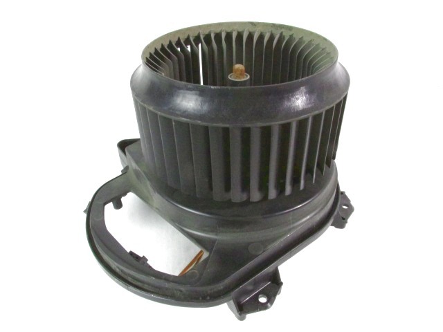 VENTILATOR  KABINE  OEM N. A2469061601 ORIGINAL REZERVNI DEL MERCEDES GLA W156 (DAL 2013)DIESEL LETNIK 2015