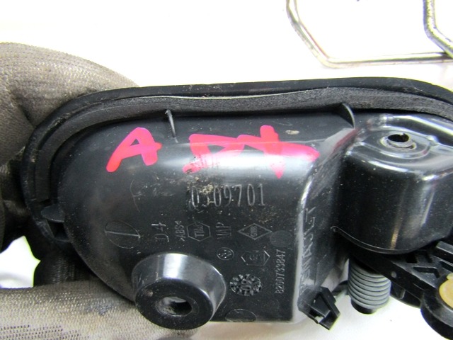 NOTRANJA KLJUKA  OEM N. 8200733847 ORIGINAL REZERVNI DEL DACIA SANDERO MK1 (2008 - 2012) BENZINA/GPL LETNIK 2010