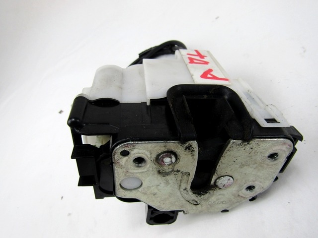 CENTRALNI ZAKLEP SPREDNJIH VRAT  OEM N. 51785918 ORIGINAL REZERVNI DEL FIAT 500 CINQUECENTO 312 MK3 (2007 - 2015) DIESEL LETNIK 2008