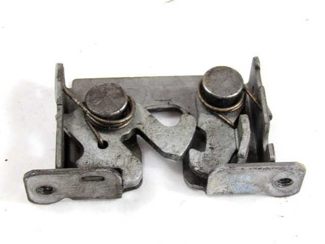 ZAKLEP POKROVA MOTORJA  OEM N. 51237115229 ORIGINAL REZERVNI DEL BMW SERIE 3 BER/SW/COUPE/CABRIO E90/E91/E92/E93 (2005 -2009) DIESEL LETNIK 2008