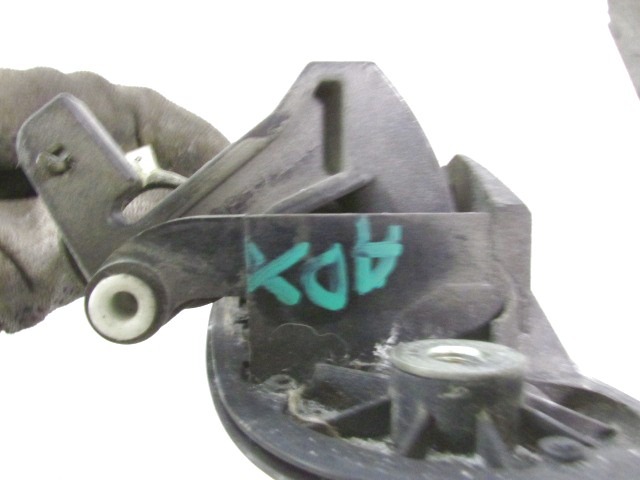 ZUNANJA KLJUKA SPREDNJA DESNA VRATA OEM N. CB0459410B08 ORIGINAL REZERVNI DEL MAZDA 323F BJ MK4 (1998 - 2002) BENZINA LETNIK 2000