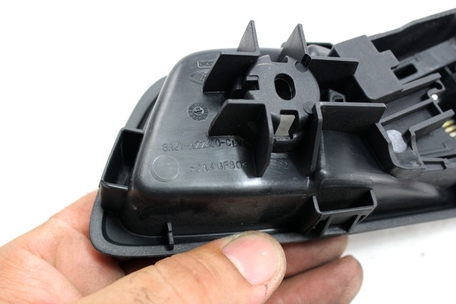 NOTRANJA KLJUKA  OEM N. 8A61-A22600-CEW ORIGINAL REZERVNI DEL FORD FIESTA CB1 CNN MK6 (09/2008 - 11/2012) BENZINA LETNIK 2010