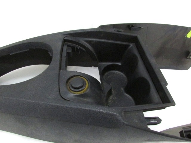 PLASTIKA MED SEDEZI BREZ NASLONJALA ROK OEM N. 8200071281 ORIGINAL REZERVNI DEL RENAULT CLIO BB CB MK2 R / CLIO STORIA (05/2001 - 2012) DIESEL LETNIK 2003