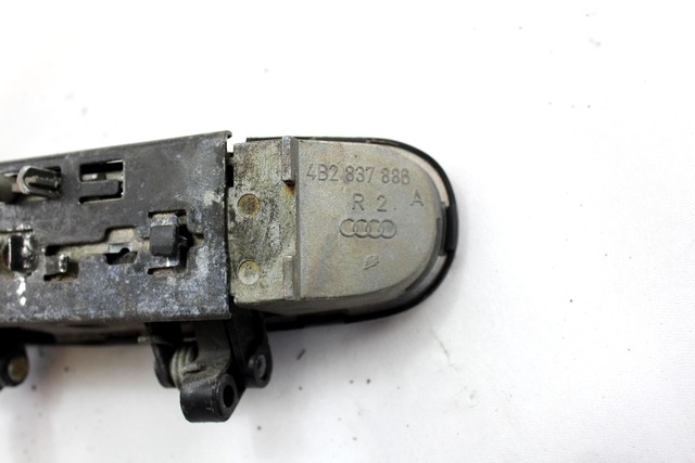 ZUNANJA KLJUKA ZADNJA DESNA VRATA OEM N. 4B0839208 ORIGINAL REZERVNI DEL AUDI A4 B5 BER/SW (1994 - 12/2000) DIESEL LETNIK 2000