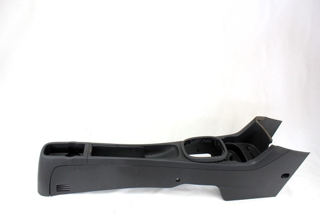 PLASTIKA MED SEDEZI BREZ NASLONJALA ROK OEM N. 13184076 ORIGINAL REZERVNI DEL OPEL CORSA D S07 (2006 - 2011) DIESEL LETNIK 2007