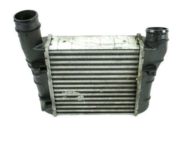 HLADILNIK INTERCOOLER OEM N. 8E0145805S ORIGINAL REZERVNI DEL AUDI A4 B7 8EC 8ED 8HE BER/SW/CABRIO (2004 - 2007) DIESEL LETNIK 2007