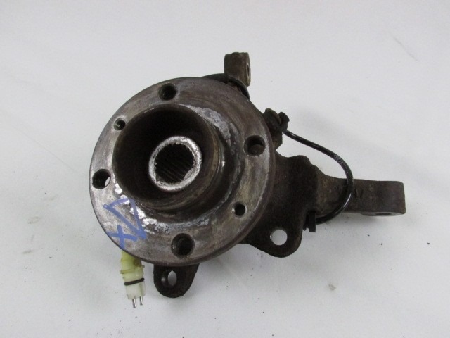 VRTLJIVI LEZAJ DESNO / PESTO KOLESA Z LEZAJEM SPREDAJ OEM N. 8200207313 ORIGINAL REZERVNI DEL RENAULT CLIO BB CB MK2 R / CLIO STORIA (05/2001 - 2012) DIESEL LETNIK 2003