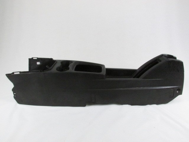 PLASTIKA MED SEDEZI BREZ NASLONJALA ROK OEM N. 13124048 ORIGINAL REZERVNI DEL OPEL MERIVA A X03 (2003 - 2006) BENZINA LETNIK 2006