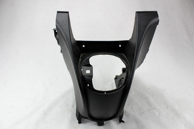 PLASTIKA MED SEDEZI BREZ NASLONJALA ROK OEM N. 735345797 ORIGINAL REZERVNI DEL LANCIA Y YPSILON 843 R (2006 - 2011) BENZINA/GPL LETNIK 2009