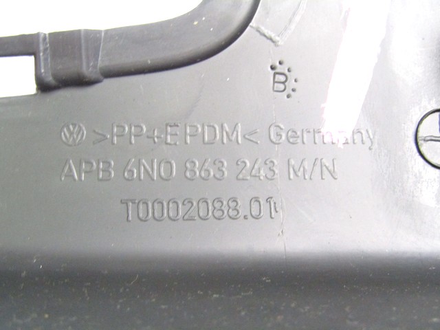 PLASTIKA MED SEDEZI BREZ NASLONJALA ROK OEM N. 6N0863243M ORIGINAL REZERVNI DEL VOLKSWAGEN POLO 6N2 (10/1999 - 04/2002)BENZINA LETNIK 2001