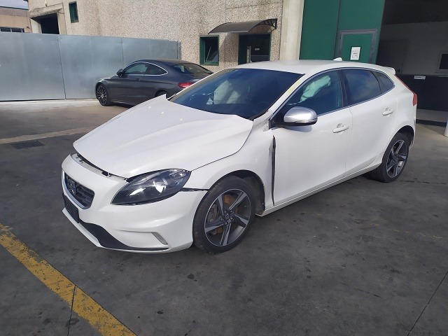 VOLVO V40 2.0 110KW 5P D AUT (2014) RICAMBI IN MAGAZZINO