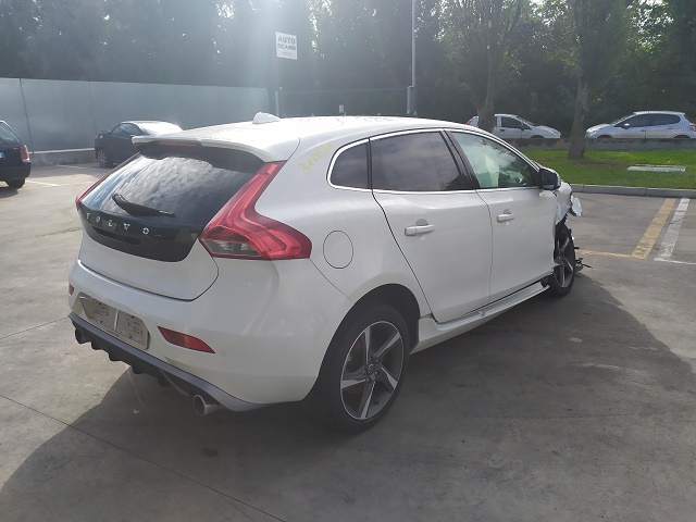 VOLVO V40 2.0 110KW 5P D AUT (2014) RICAMBI IN MAGAZZINO