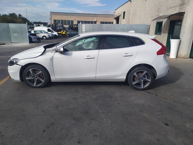 VOLVO V40 2.0 110KW 5P D AUT (2014) RICAMBI IN MAGAZZINO