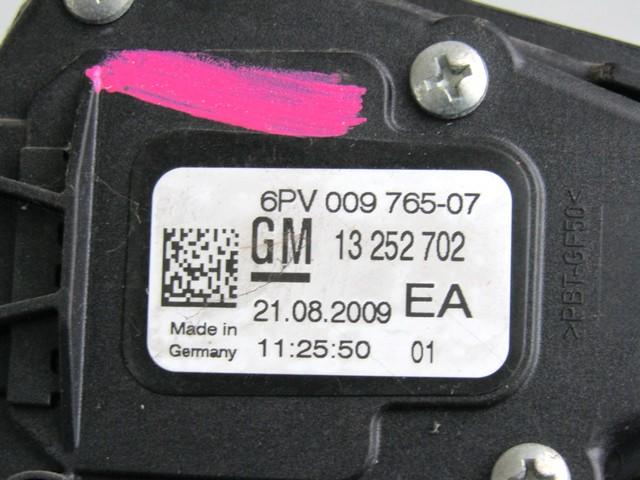 PEDALI OEM N. 13252702 ORIGINAL REZERVNI DEL OPEL ASTRA J P10 5P/3P/SW (2010 - 2015) DIESEL LETNIK 2010