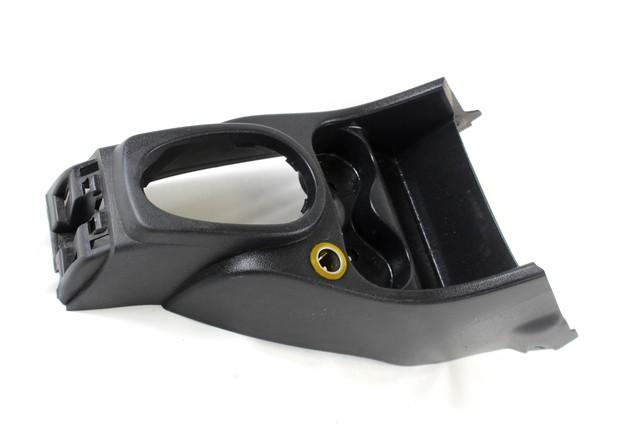 PLASTIKA MED SEDEZI BREZ NASLONJALA ROK OEM N. 8200739454 ORIGINAL REZERVNI DEL DACIA SANDERO MK1 (2008 - 2012) DIESEL LETNIK 2011