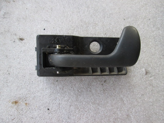 NOTRANJA KLJUKA  OEM N. 182584060 ORIGINAL REZERVNI DEL FIAT PUNTO 176 MK1/MK1 CABRIO (1993 - 08/1999) BENZINA LETNIK 1998