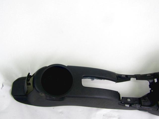 PLASTIKA MED SEDEZI BREZ NASLONJALA ROK OEM N. 8011B058XA ORIGINAL REZERVNI DEL MITSUBISHI SPACE STAR A0A (DAL 2012) BENZINA LETNIK 2014