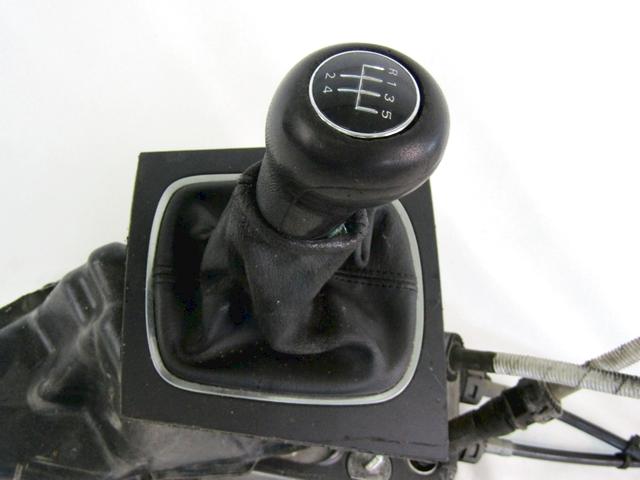 MEHANIZEM VZVODA ROCNEGA MENJALNIKA OEM N. 1K0711049AJ ORIGINAL REZERVNI DEL AUDI A3 MK2 8P 8PA 8P1 (2003 - 2008)DIESEL LETNIK 2003