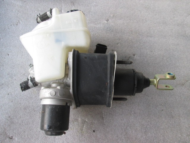 ZAVORNI CILINDER OEM N. 2304300302 ORIGINAL REZERVNI DEL MERCEDES CLASSE SL R230 (2001 - 2008) BENZINA LETNIK 2001