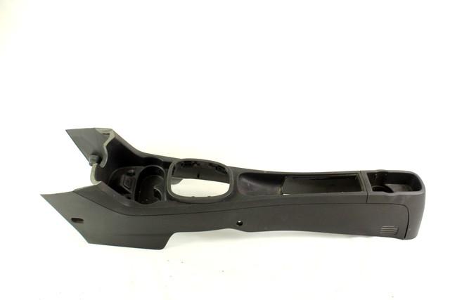 PLASTIKA MED SEDEZI BREZ NASLONJALA ROK OEM N. 13184076 ORIGINAL REZERVNI DEL OPEL CORSA D R S07 (02/2011 - 2014) BENZINA/GPL LETNIK 2012