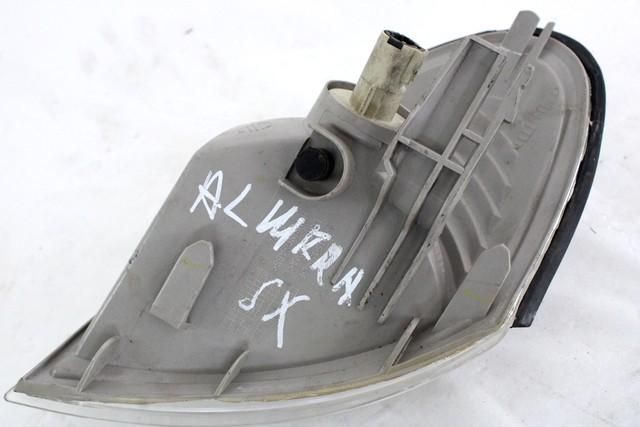 SPREDNJI INDIKATOR OEM N. 26135BM415 ORIGINAL REZERVNI DEL NISSAN ALMERA TINO V10 MK2 (2000 - 2006)  LETNIK 2002