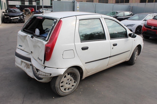 FIAT PUNTO 1.2 B 44KW 5M 5P (2000) RICAMBI USATI AUTO IN PIAZZALE