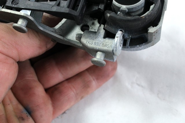 ZUNANJA KLJUKA ZADNJA LEVA VRATA OEM N. 1K5837205GRU ORIGINAL REZERVNI DEL VOLKSWAGEN GOLF V 1K1 1K5 MK5 BER/SW (02/2004-11/2008) DIESEL LETNIK 2009