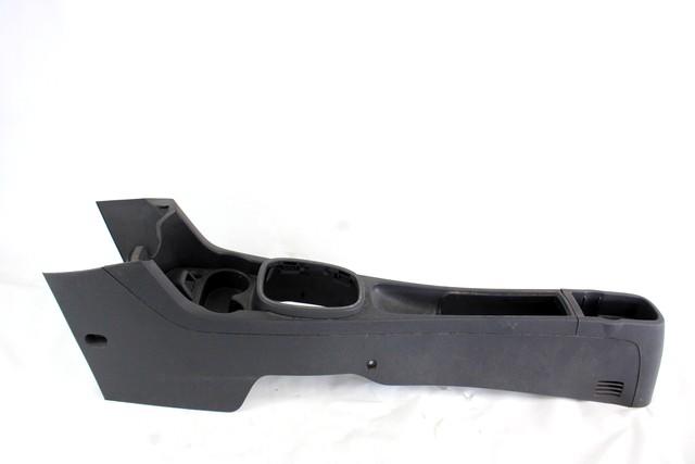 PLASTIKA MED SEDEZI BREZ NASLONJALA ROK OEM N. 13184076 ORIGINAL REZERVNI DEL OPEL CORSA D R S07 (02/2011 - 2014) BENZINA/GPL LETNIK 2011