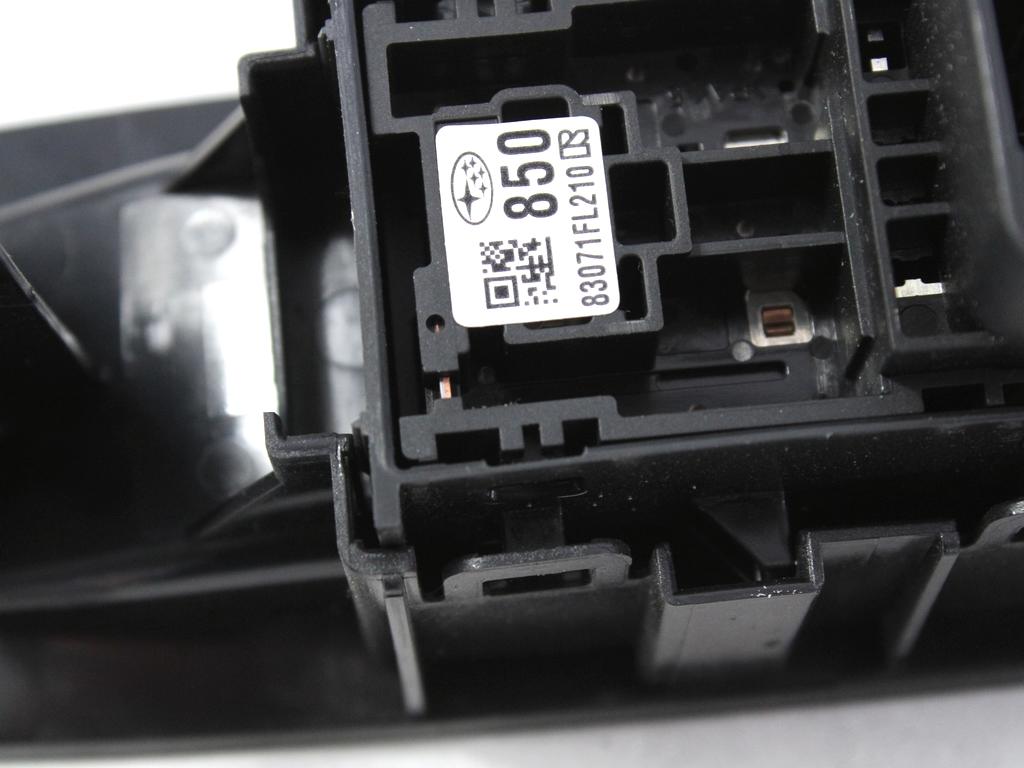 ZADNJE STIKALO OEM N. 83071FL210 ORIGINAL REZERVNI DEL SUBARU XV MK2 GT (DAL 2017)BENZINA LETNIK 2019