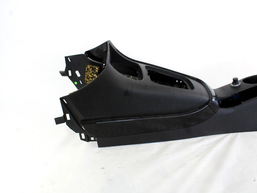 PLASTIKA MED SEDEZI BREZ NASLONJALA ROK OEM N. 156091408 ORIGINAL REZERVNI DEL ALFA ROMEO GIULIETTA 940 (2010 - 2020) DIESEL LETNIK 2012