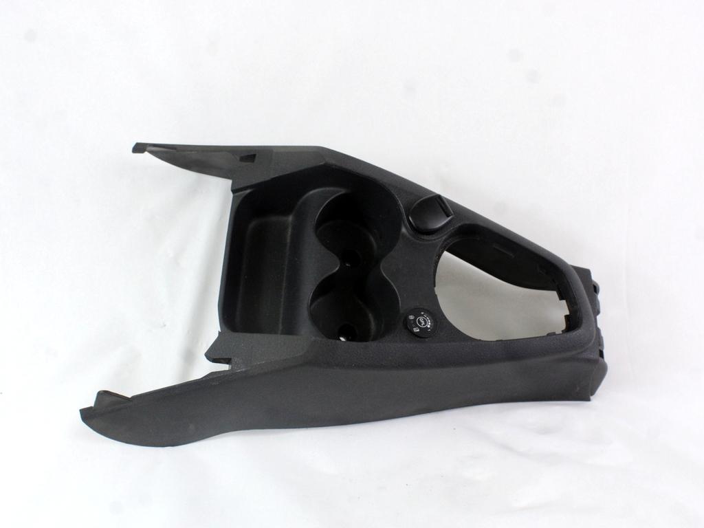 PLASTIKA MED SEDEZI BREZ NASLONJALA ROK OEM N. 969101154R ORIGINAL REZERVNI DEL DACIA SANDERO / SANDERO STEPWAY MK2 (2012 - 2016) BENZINA/GPL LETNIK 2015