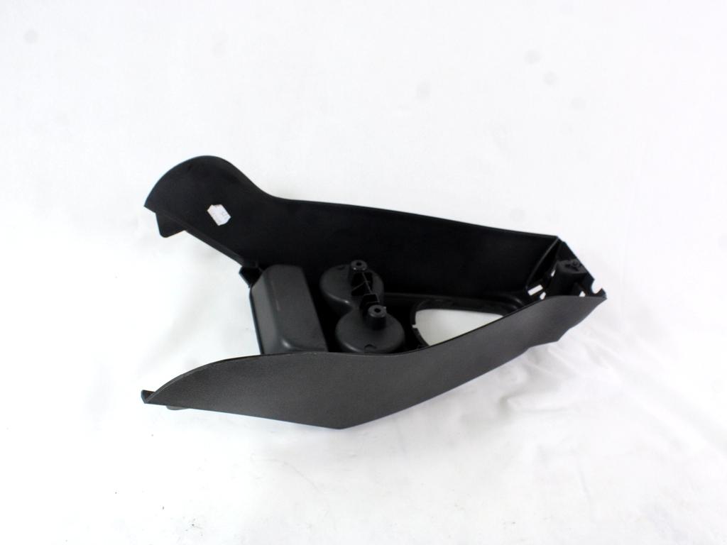 PLASTIKA MED SEDEZI BREZ NASLONJALA ROK OEM N. 969101154R ORIGINAL REZERVNI DEL DACIA SANDERO / SANDERO STEPWAY MK2 (2012 - 2016) BENZINA/GPL LETNIK 2015