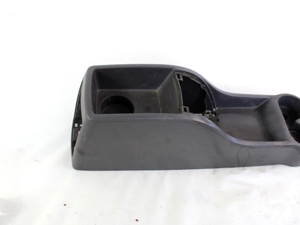 PLASTIKA MED SEDEZI BREZ NASLONJALA ROK OEM N. 735472057 ORIGINAL REZERVNI DEL FIAT IDEA 350 (2003 - 2008) BENZINA LETNIK 2006