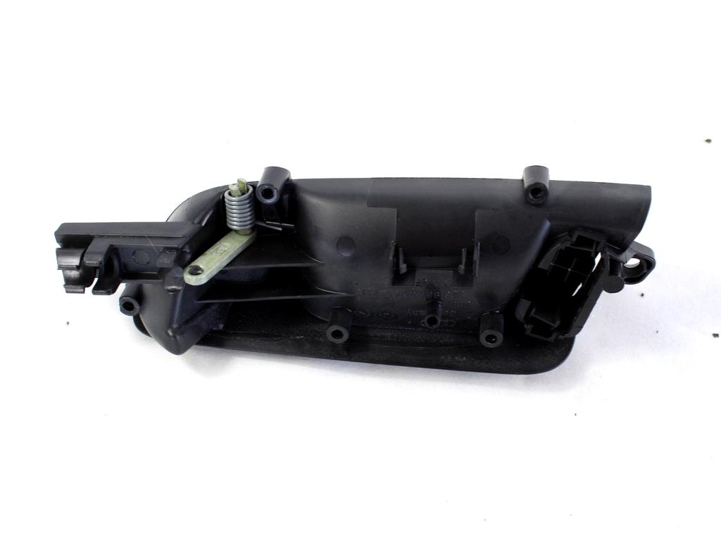 NOTRANJA KLJUKA  OEM N. 8P3867020 ORIGINAL REZERVNI DEL AUDI A3 MK2R 8P 8PA 8P1 8P7 (2008 - 2012)BENZINA LETNIK 2009