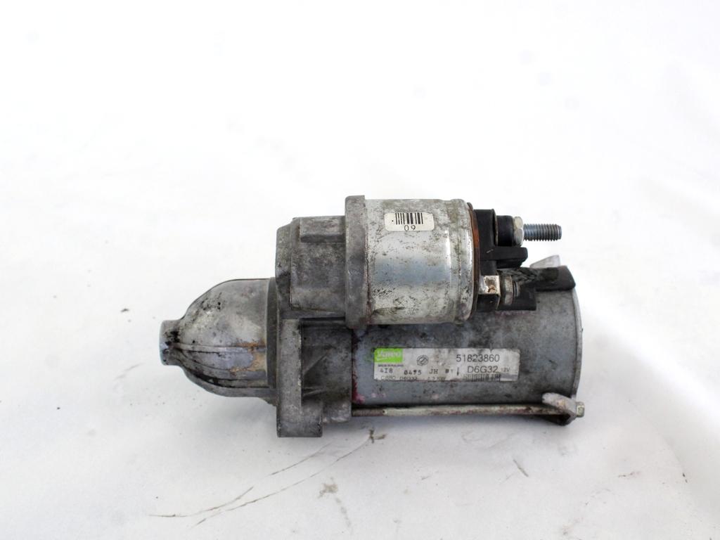 ZAGANJAC MOTORJA  OEM N. 51823860 ORIGINAL REZERVNI DEL FIAT 500 CINQUECENTO 312 MK3 (2007 - 2015) DIESEL LETNIK 2009